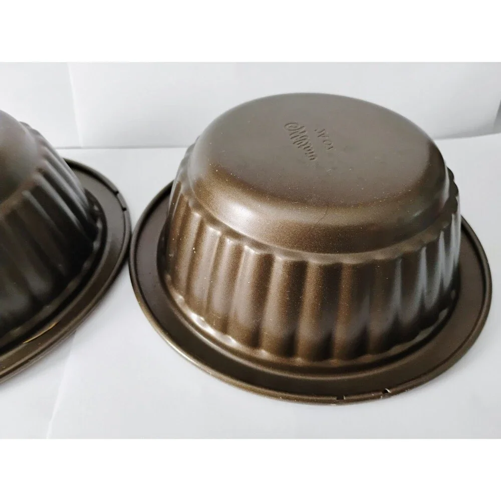 Two Wilton Oven to Table 24 oz Round Baking Pans Fluted Nonstick Casserole Lot